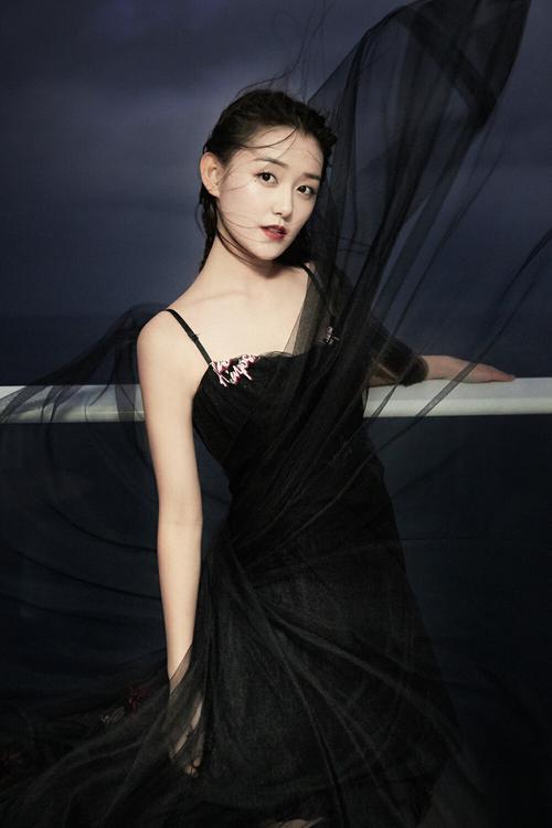 捷克美女av三个黑人的相关介绍